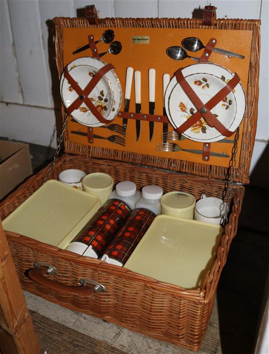 Brexton 1970s picnic hamper